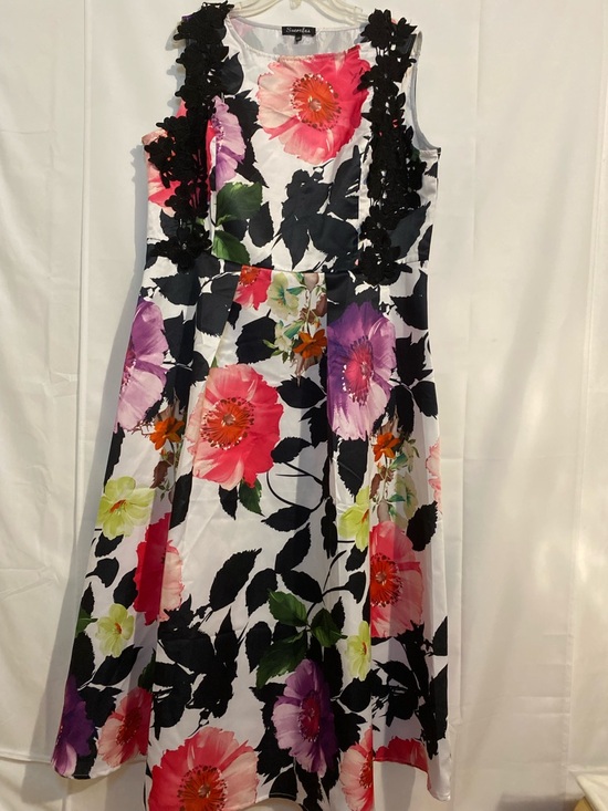 Sucrefas Dresses & Skirts - Women’s Sucrefas Floral Asymmetrical Midi Dress with Black Lace Trim Size 4XL